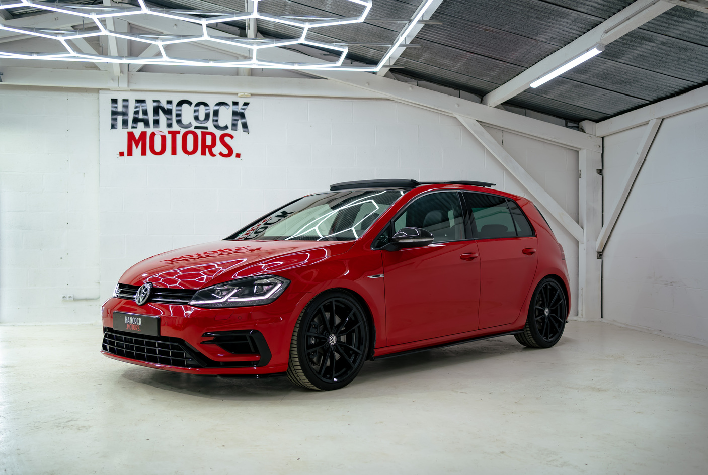 Volkswagen Golf R rouge — trois quarts avant | Hancock Motors Scillé